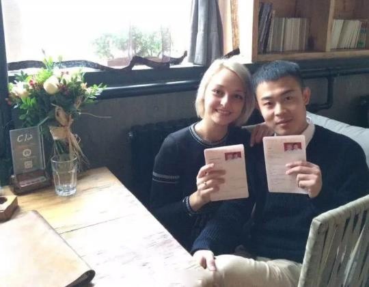 Инеса и Хэ с брачными сертификатами. Фото: Shanghaiist.