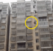 В Китае школьница спрыгнула с 15 этажа из-за невыполненного домашнего задания