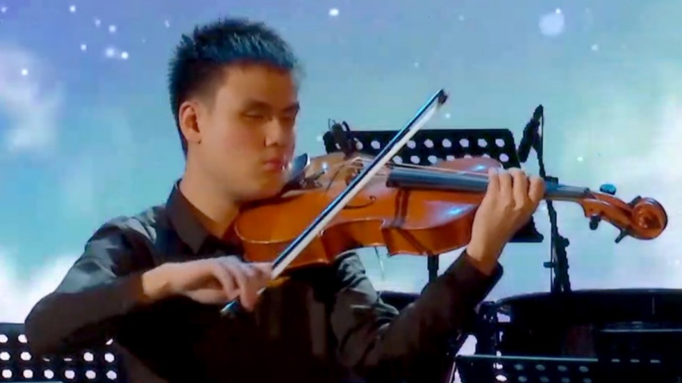 Слепой китаец научился играть на альте и поступил в престижный британский колледж 