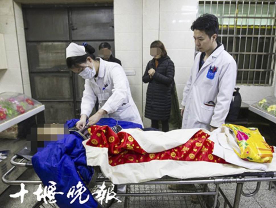 В Китае спящего мужчину приняли за мертвого и увезли в морг
