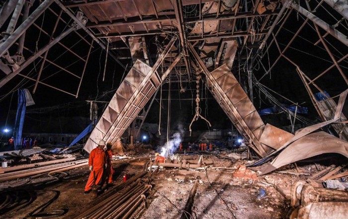 11 человек погибли после взрыва на шахте