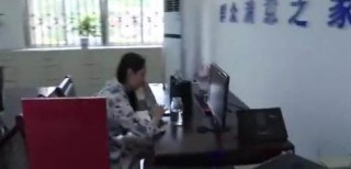 китаянка слушает музыку на работе