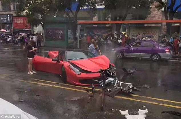 разбитый Ferrari