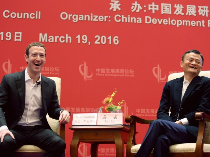 Основатель Facebook Марк Цукерберг и глава Alibaba Group Джек Ма на China Development Forum в Пекине 19 марта 2016. Фото: REUTERS/Shu Zhang