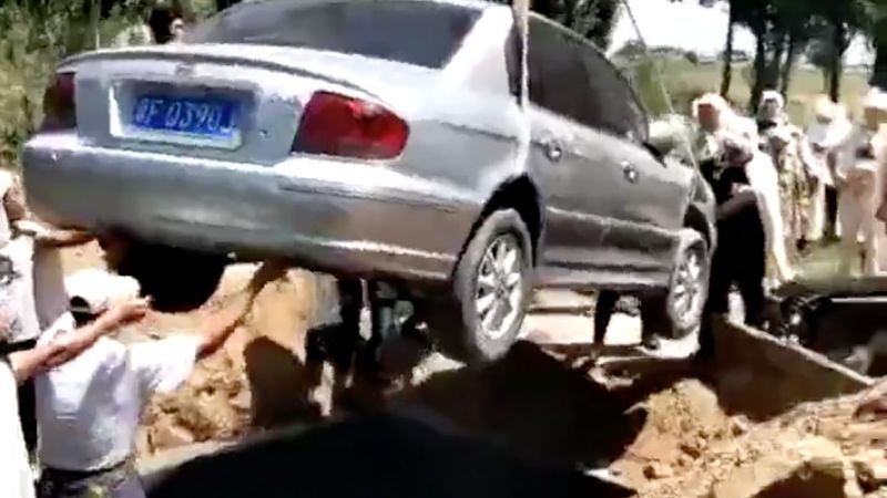 китайский мужчина похоронен в автомобиле