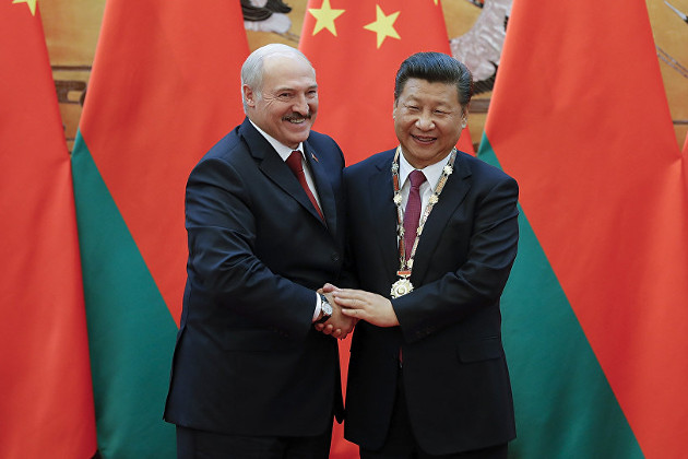 Александр Лукашенко и Си Цзиньпин на саммите ШОС в Циндао