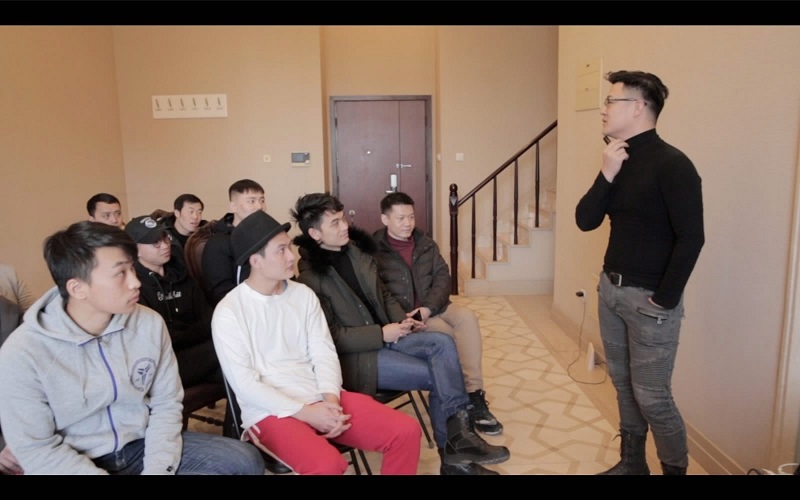 Цуй И (на  фото стоит), тренер пекинской пикап-школы, читает студентам лекцию о свиданиях во время последнего воркшопа. Фото: CGTN Digital