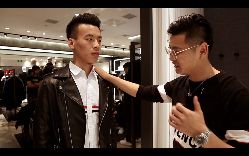 Чжан Миньдон (справа), основатель школы свиданий в Цзинане, помогает студенту выбрать одежду для его «модной перезагрузки». Фото: CGTN