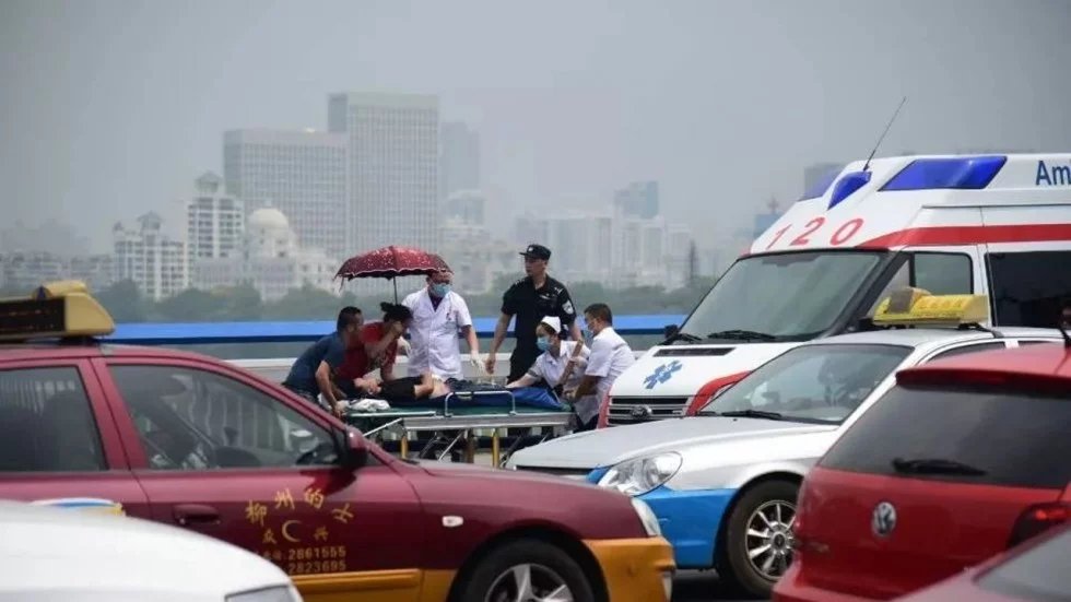 Медики увозят пострадавших с моста Вэньчан в г. Лючжоу. Фото: Sohu.com