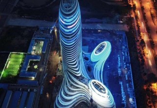 Новое здание в виде фаллоса брызнуло фейерверком на праздники в Китае