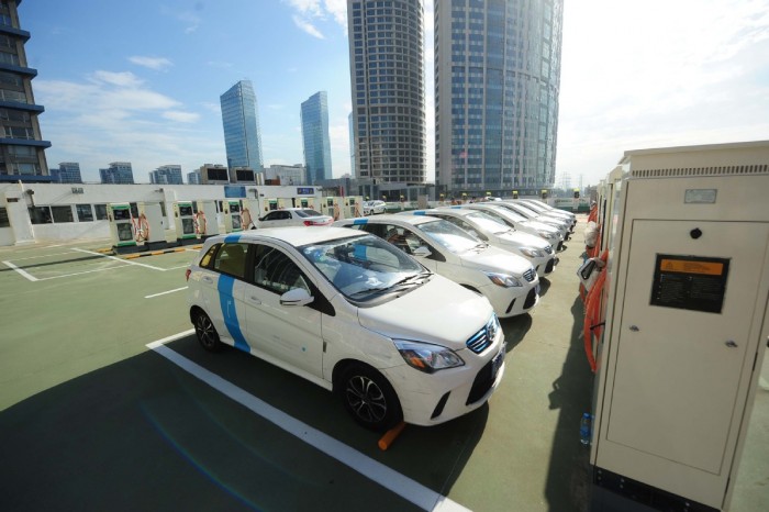 Электромобили на зарядной стоянке в центре Пекина. Фото: China Daily