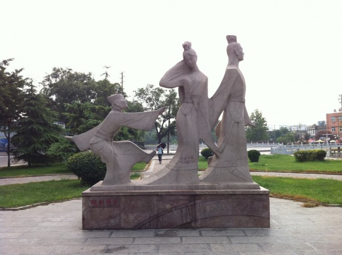 Памятник на поговорку «учиться походке в Ханьдяне». Фото: Baidu