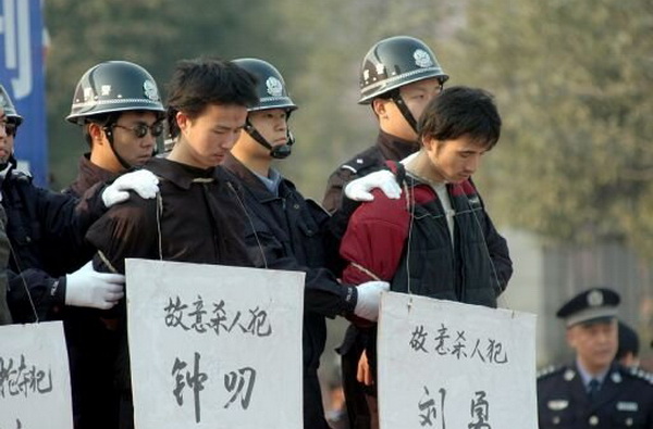 Подписи на китайском: Умышленное убийство, Чжун Лэ, Лю Ч Фото: Фокус.ua
