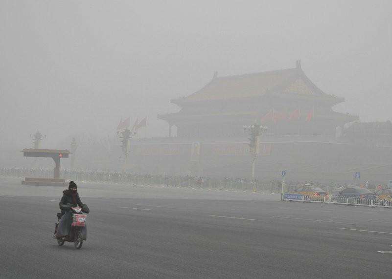 Время от времени Пекин до сих пор выглядит так из-за смога