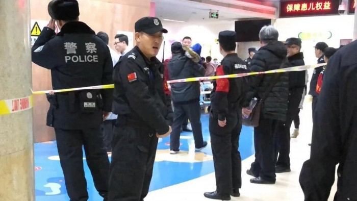 Полиция в больнице Сюаньу, куда отвезли пострадавших детей. Фото: SCMP