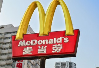 В Китае раскритиковали новую рекламу McDonald’s из-за студенческого билета