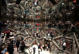 В Китае открылся необычный книжный магазин. Там много зеркал и лестниц