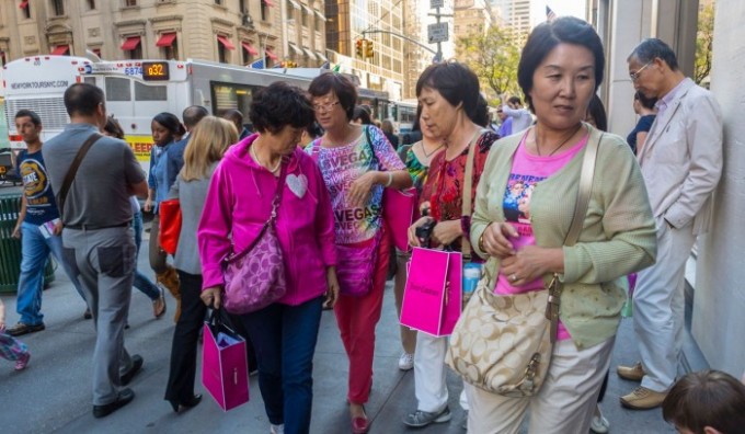 Китайские туристы на Пятой Авеню в Манхэттене
