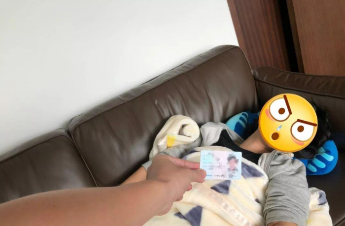 Китайский ребенок пытается использовать ID спящего родителя, чтобы поиграть в игру. Фото: Tencent