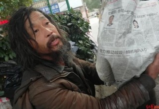 Начитанный китайский бездомный стал звездой интернета