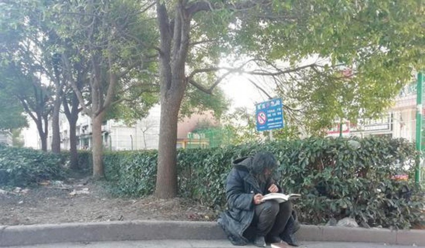 Shanghai homeless reading books