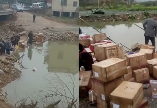 Деньги уплывают. В Китае из грузовика выпали коробки с водкой на $100 тыс.