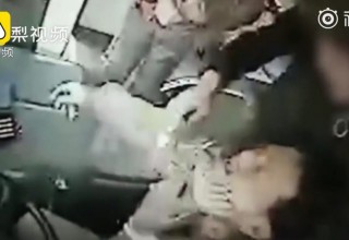 Китаянка попыталась задушить водителя автобуса шарфом после замечания о курении