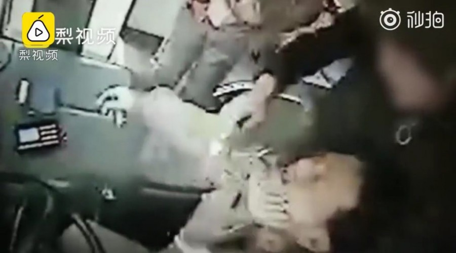 Китаянка напала на водителя автобуса