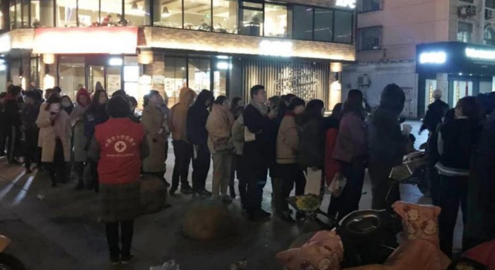 Китайцы выстроились в очередь, чтобы стать донорами крови для пострадавших в Цзянсу