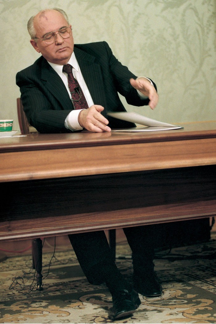 Михаил Горбачев подписывает речь об отсавке, китайский фотограф