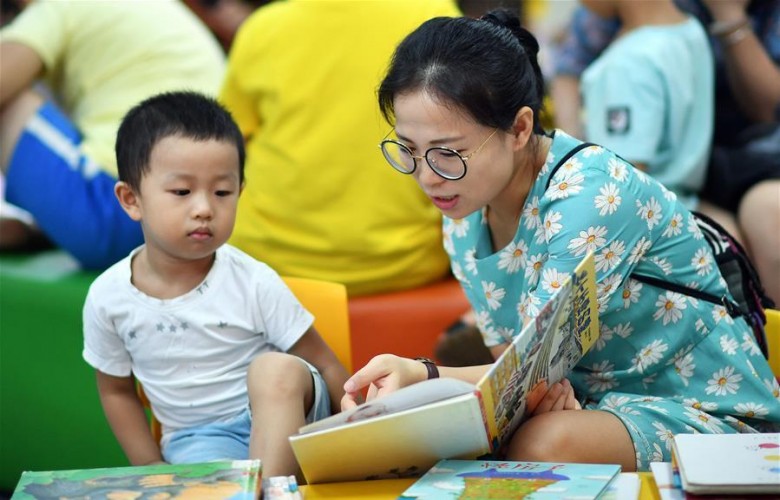 Чтение книг детям в Китае