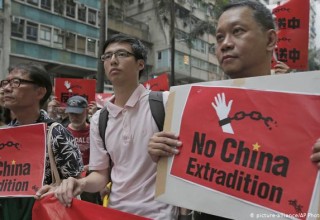 В Гонконге прошла крупнейшая за 5 лет акция протеста. Люди против новых правил экстрадиции в материковый Китай