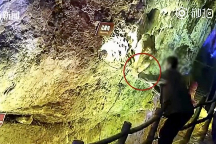 Вандалы разрушают древний сталактит в Китае