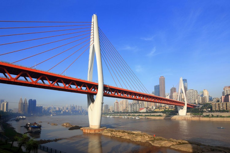Мост Дуншуймэнь длиной 858 м стоит на двух поддерживающих колоннах.