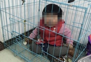В Китае начали расследование видео с маленькой девочкой, которая плачет в клетке
