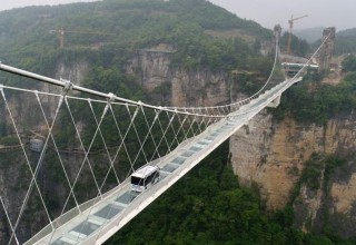 В Китае беспилотный автобус проверил стеклянный мост на прочность