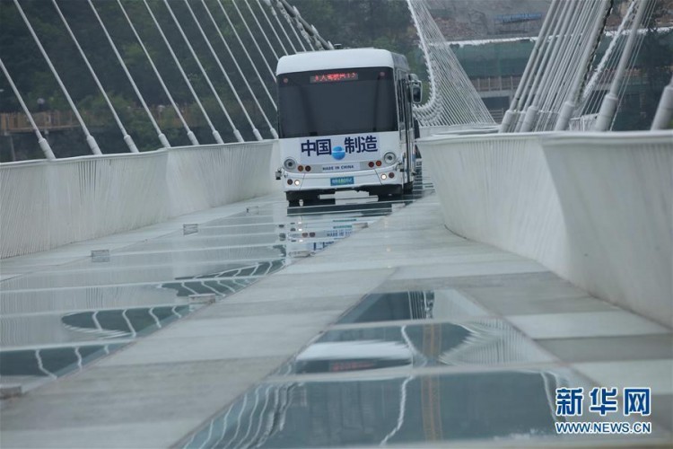 Китайский беспилотный автобус на стеклянном мосту