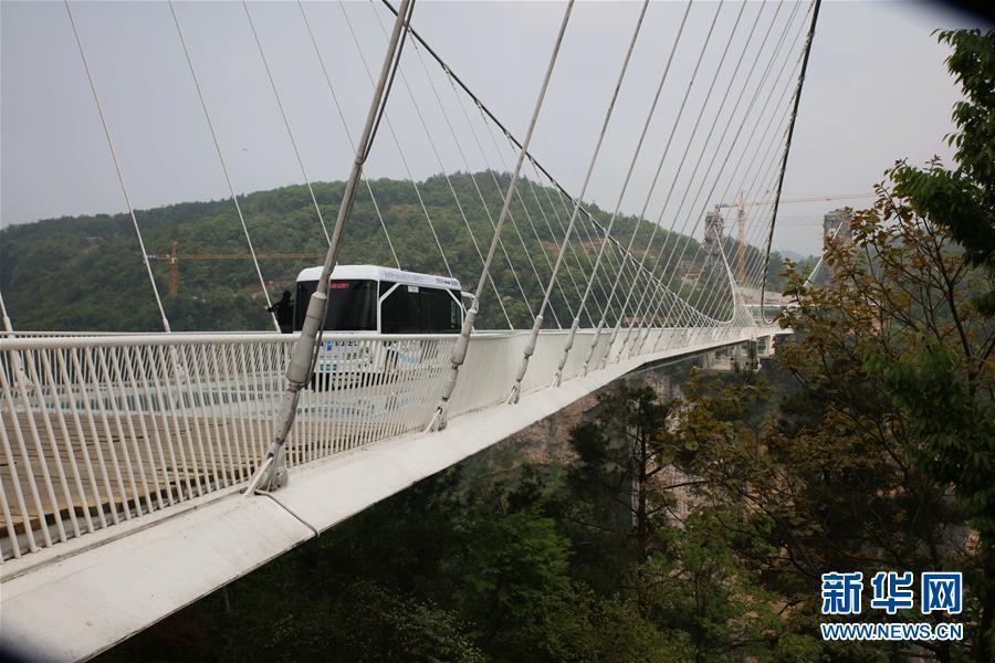 Китайский беспилотный автобус на стеклянном мосту