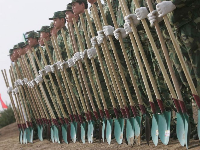 Китайская армия на задаче по высадке деревьев