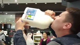 китаец выпил 2,5 литра молока залпом