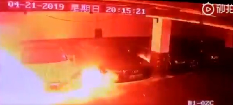 Автомобиль Tesla взорвался в Шанхае