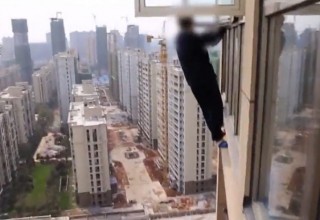 Китаец попытался уйти от полиции через окно… на 23 этаже