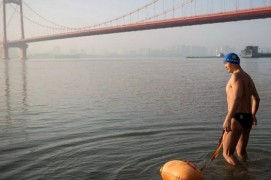 Китаец переплывает реку Янцы
