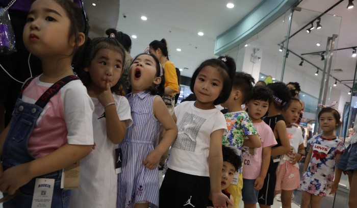 Детский модельный бизнес в Китае, дети в очереди на кастинг