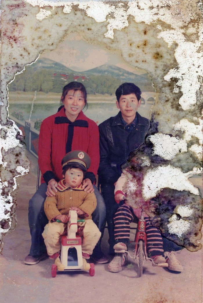 Китайский художник позирует с останками своего отца, старое фото