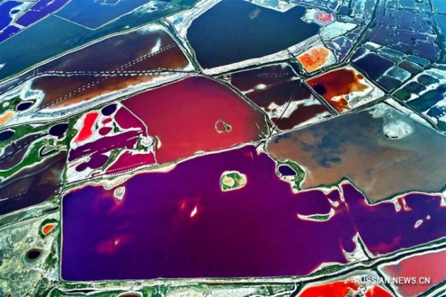 Разноцветные соленые озера в городском округе Юньчэн (провинция Шаньси) Фото: Синьхуа