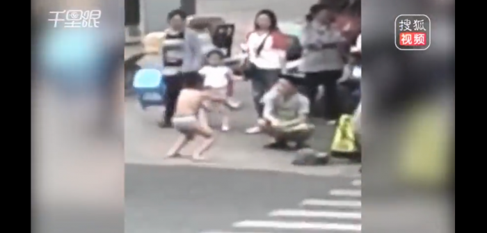 В Китае мать заставила сына голым стоять на улице