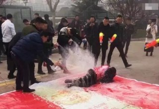 Никаких яиц и пива: в Китае выступили против унизительных свадебных обрядов