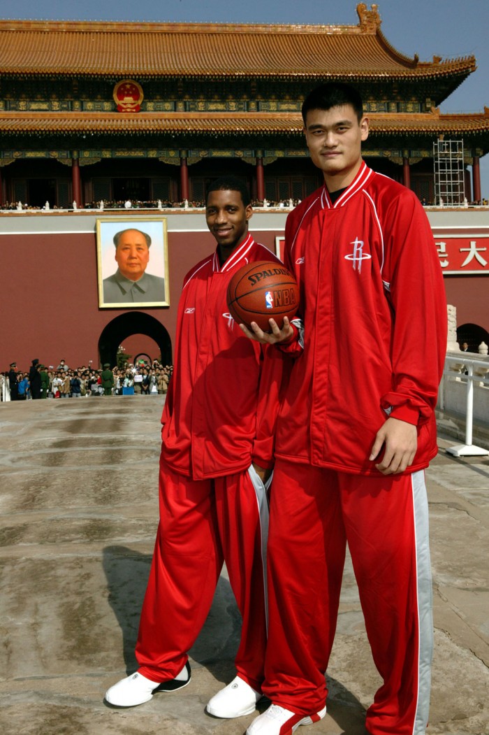 Яо Мин (справа) и Трэйси Макгрэди на площади Тяньаньмэнь, 2004. Фото: CFP