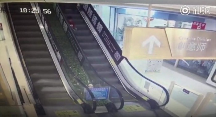 В Китае трехлетний мальчик лишился кончика пальца на эскалаторе